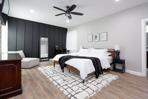 6 soverom, skrivebord, strykejern/-brett og reiseseng for barn