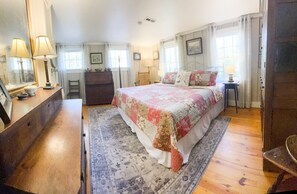 3 makuuhuonetta, työpöytä, silitysrauta/-lauta, vauvan matkasänky