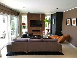 TV - Villa Corado with Pool (Umag)