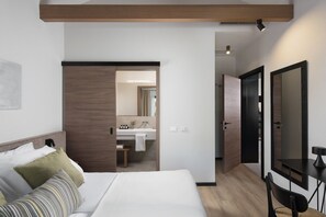 4 bedrooms, iron/ironing board, free WiFi