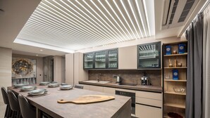 Una cocina moderna con una isla central, armarios empotrados y un tragaluz.