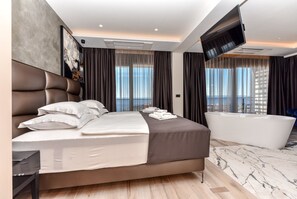 4 bedrooms, iron/ironing board, free WiFi, bed sheets