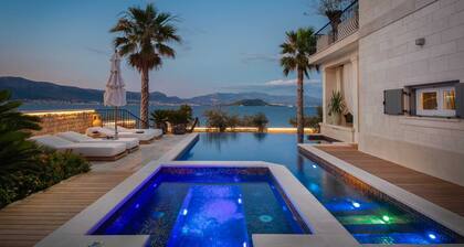 Luxury Villa Momento with Pool