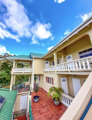 المنطقة المحيطة بالمنشأة