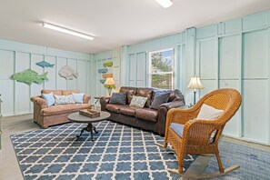 TV, streaming services - 🌟Charming Retreat🌟 Dogs ✔️, Beach Chairs, Bikes, Bonus Living Room, ❤️ of KDH (Kill Devil Hills)