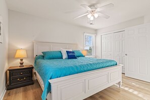 3 bedrooms, iron/ironing board, free WiFi, bed sheets - 🌟Charming Retreat🌟 Dogs ✔️, Beach Chairs, Bikes, Bonus Living Room, ❤️ of KDH (Kill Devil Hills)