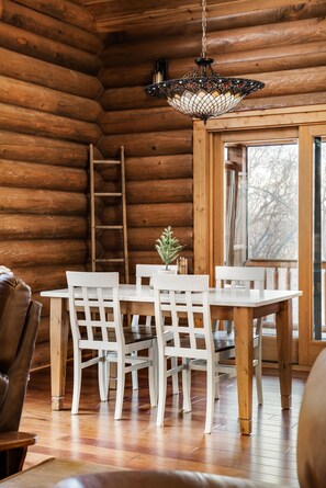 Dining - Secluded Mtn Cabin, Hot Tub, Fire Pit, Stargazing, Surrounded by National Park! (Rileyville)