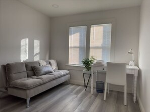 Smart TV, books, stereo, offices