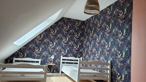 A bedroom with two bunk beds, a ceiling fan, and a window. - 4-bedroom house in Terre d'Iroise (Lanildut)