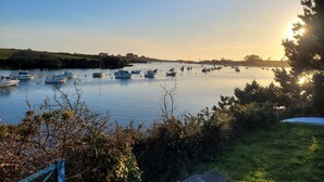 A calm river with several boats docked along the shore. - 4-bedroom house in Terre d'Iroise (Lanildut)