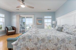 4 bedrooms, iron/ironing board, travel cot, free WiFi - 5 Minute Walk to the Beach! Dog Friendly! Outdoor Entertainment!  (Kure Beach)