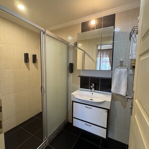 Perhesviitti, merinäköala | Kylpyhuone | Suihku, hiustenkuivaaja, tohvelit, pyyhkeet