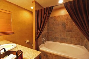 Combined shower/bathtub, towels - The Aspen Cabin at Starlight Canyon Bed & Breakfast (Amarillo)
