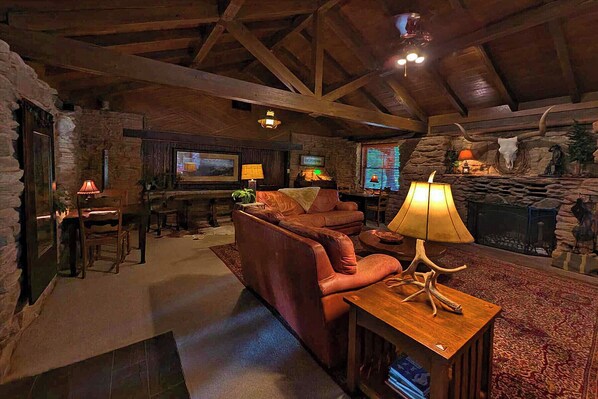 Fernseher, Kamin, DVD-Player, Bücher