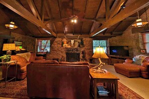 Fernseher, Kamin, DVD-Player, Bücher