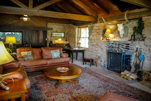 TV, peis, DVD-spiller og bøker