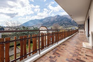 Terrace/patio - Nature escape between lakes and mountains, near Annecy. Ideal for families! (Alex)