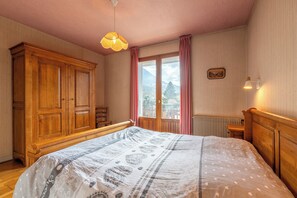3 bedrooms, iron/ironing board, travel cot, bed sheets