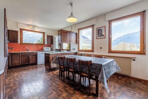Dining - Nature escape between lakes and mountains, near Annecy. Ideal for families! (Alex)