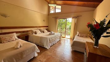 1 habitación, caja de seguridad en la habitación y escritorio