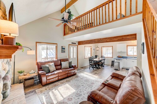 Roscommon Retreat w/ Deck ~ 1 Mile to Higgins Lake