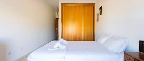 2 bedrooms, iron/ironing board, free WiFi