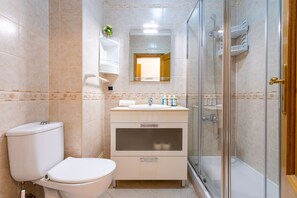 Badewanne, Haartrockner, Shampoo, Toilettenpapier