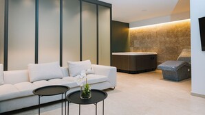 Una sala de estar moderna con un sofá, una mesa de centro y un jarrón decorativo.