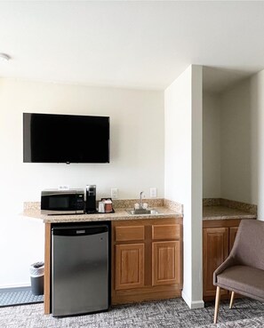 Standard Room, 1 Double Bed, Non Smoking | Blackout drapes, iron/ironing board, free WiFi, bed sheets