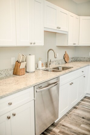 Private kitchen - NEW Traveling Professionals Retreat! (Groveland)