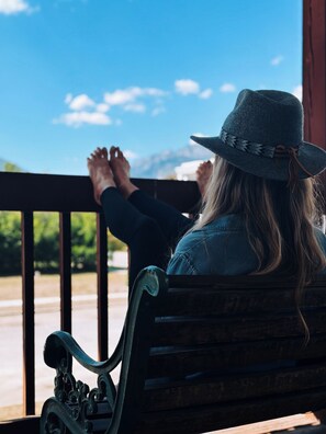 Guests can relax on the balcony with a view of the surrounding mountains.