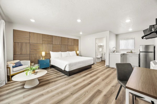 Studio Deluxe | Bộ đồ giường cao cấp, nệm có lớp đệm bông, bàn