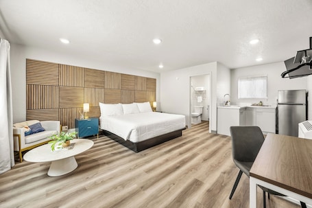 Deluxe Studio | Premium bedding, pillowtop beds, desk, laptop workspace