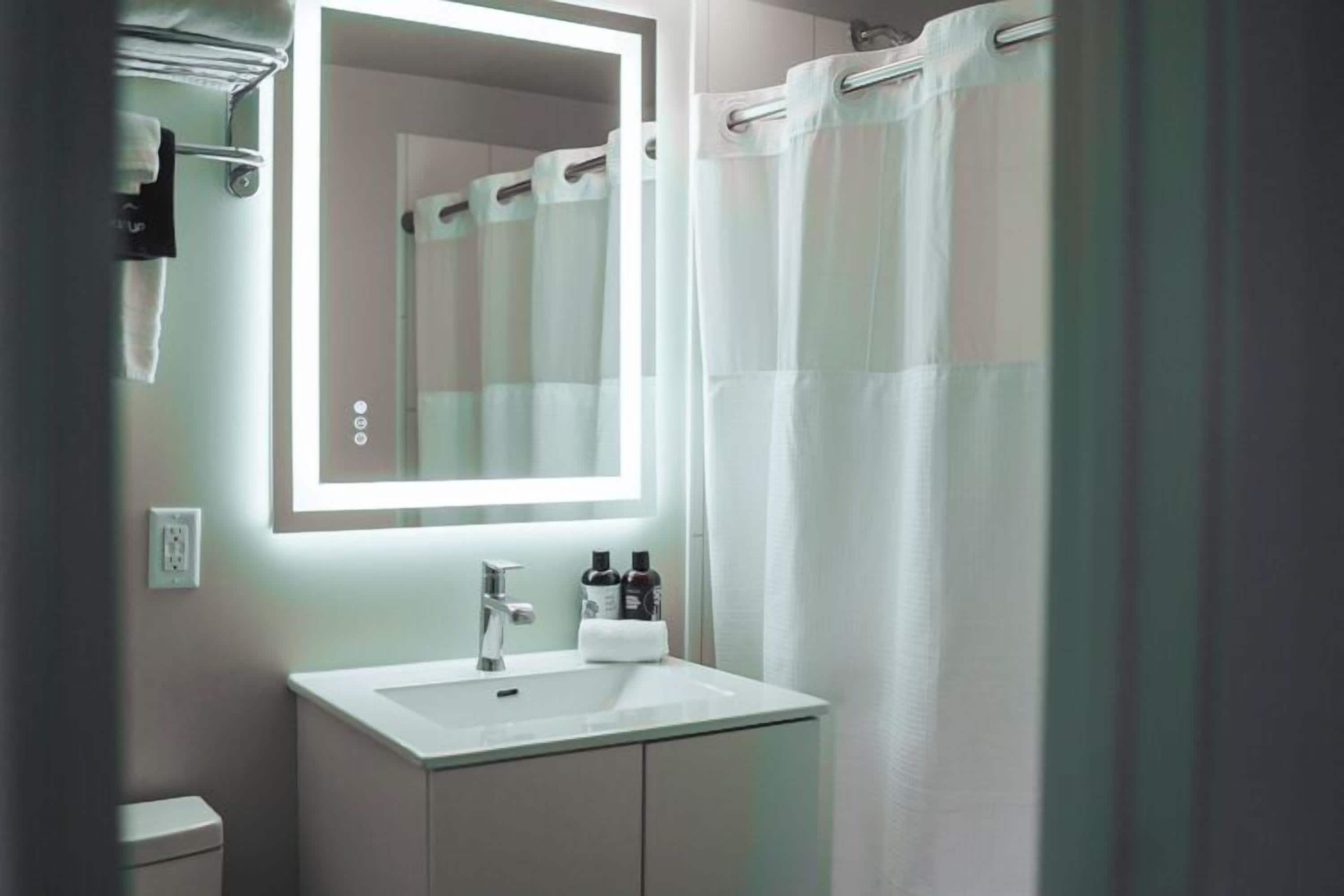 Deluxe Double Room, 1 King Bed, Mountain View | Bathroom | Hair dryer, towels, soap, shampoo