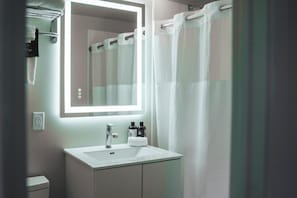 Quarto casal luxo, 1 cama King, vista para a montanha | Banheiro | Secador de cabelo, toalhas de banho, sabonete, shampoo