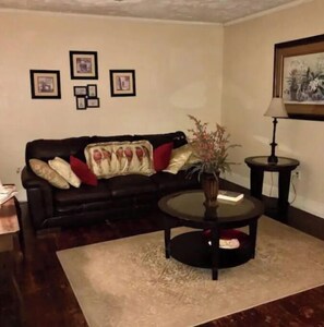 Living area - King’s Court Villa (Jackson)
