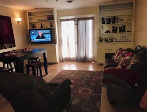 Living area - King’s Court Villa (Jackson)