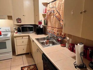 Private kitchen - King’s Court Villa (Jackson)