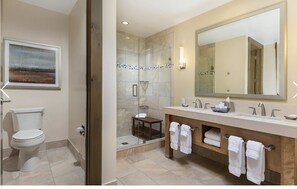 Doccia, asciugacapelli, asciugamani, sapone