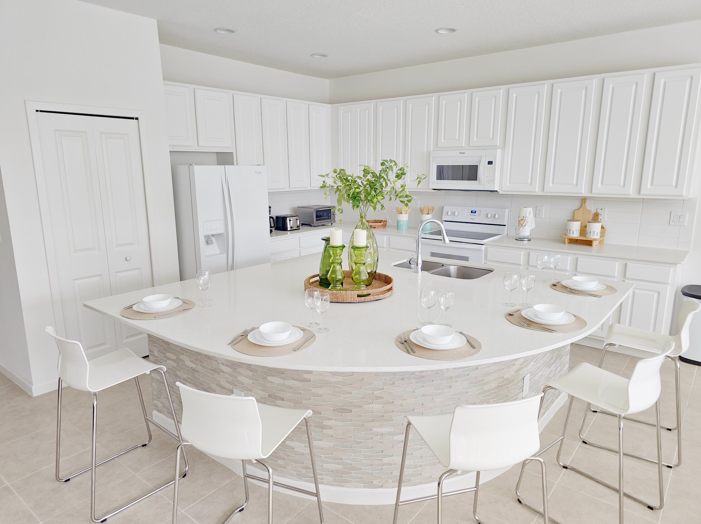 冷蔵庫、電子レンジ、オーブン、コンロ