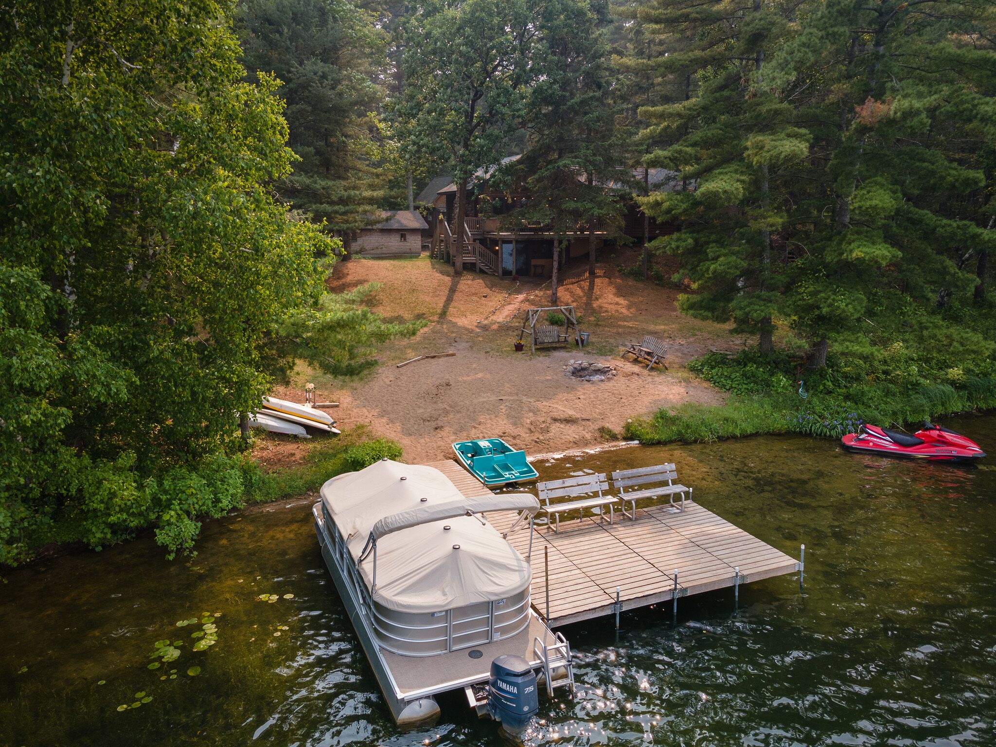 Pontoon| Great beach + swimming|Private lake
