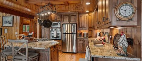 Køleskab, mikrobølgeovn, ovn, kogeplade