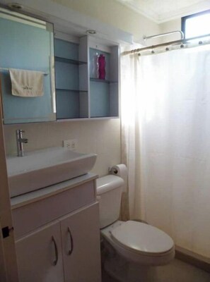 Bathroom - CONVENIENTLY LOCATED APARTMENT (Lechería)