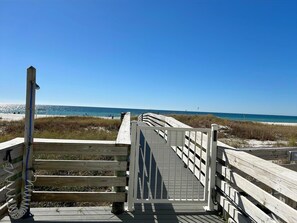 On the beach - Beautiful 2 bed/2 bath condo in popular Riverside building. (Pensacola)