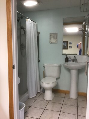 Chuveiro, sabonete, shampoo, papel higiênico