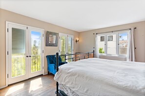 3 soverom, skrivebord, strykejern/-brett og reiseseng for barn