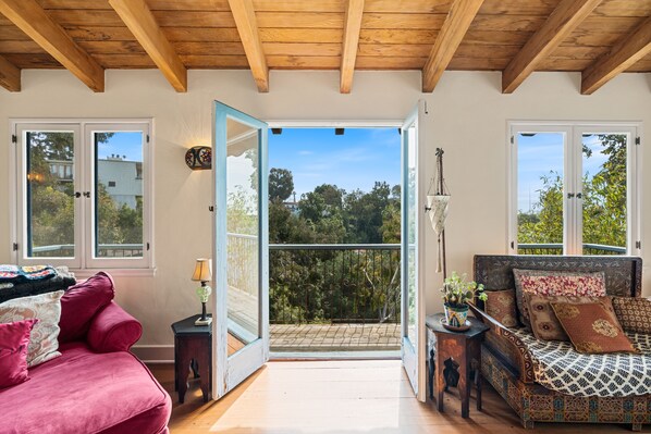 Televisión, libros y impresora 