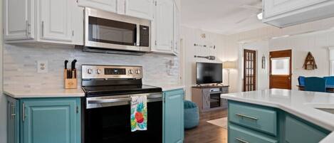 Réfrigérateur, micro-ondes, four, plaque de cuisson