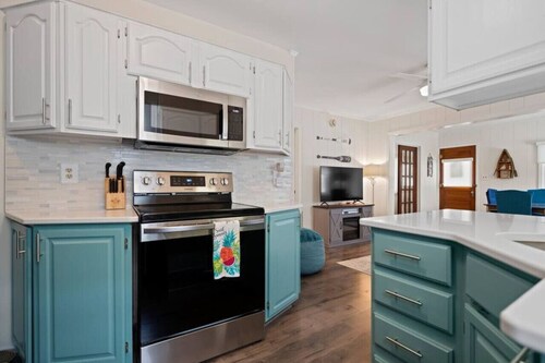 Namaste on Huron! Walk to beach, couples getaway!