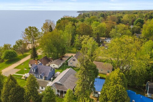 Namaste on Huron! Walk to beach, couples getaway!